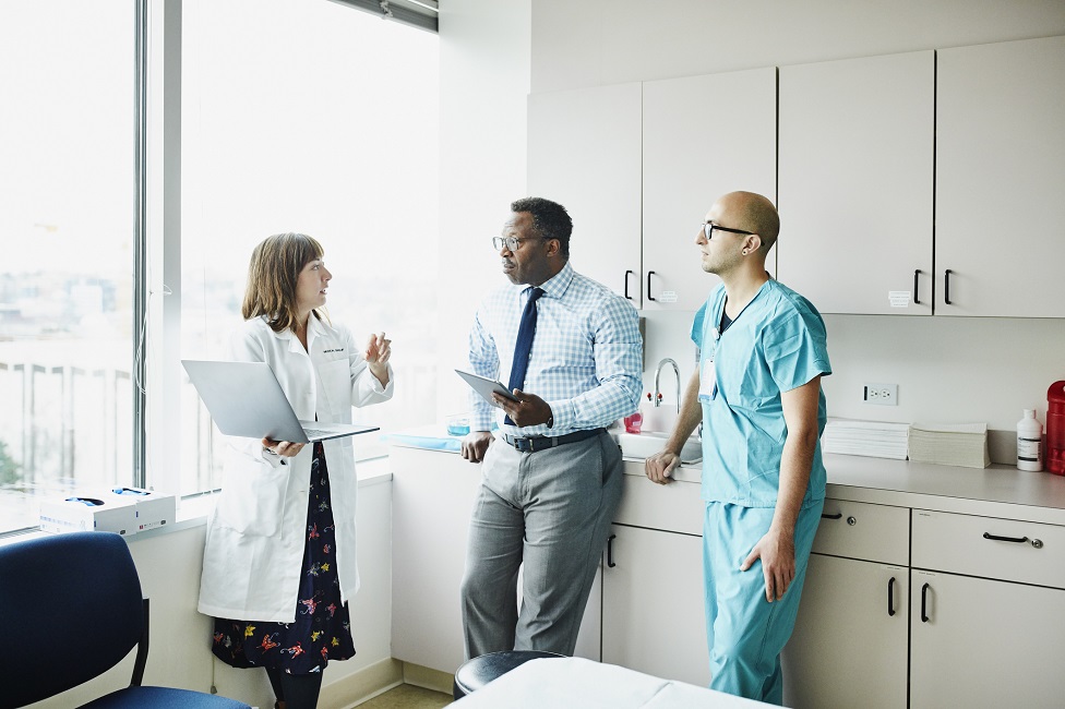 Doctores en una reunión en un hospital