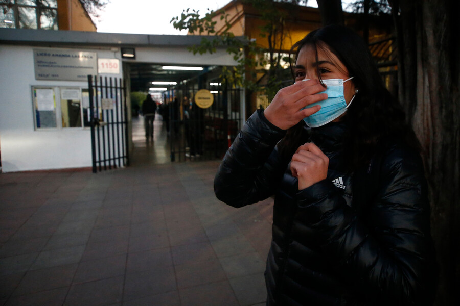 Niña ocupando mascarilla