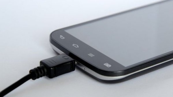 Celular y su cargador eléctrico.