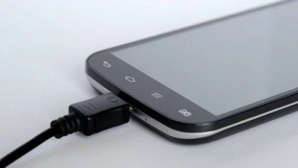 Celular y su cargador eléctrico.