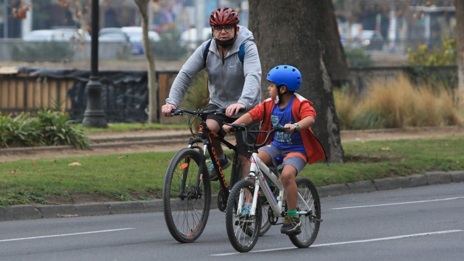 Padre y su hijo en bicicleta.