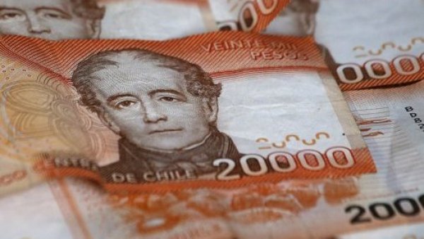 Billetes de 20 mil pesos representando dineros olvidados.