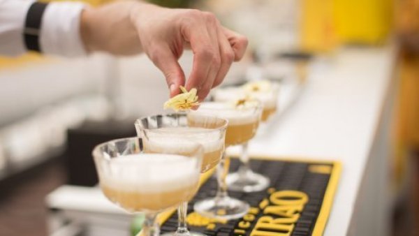 Barman preparando tragos.