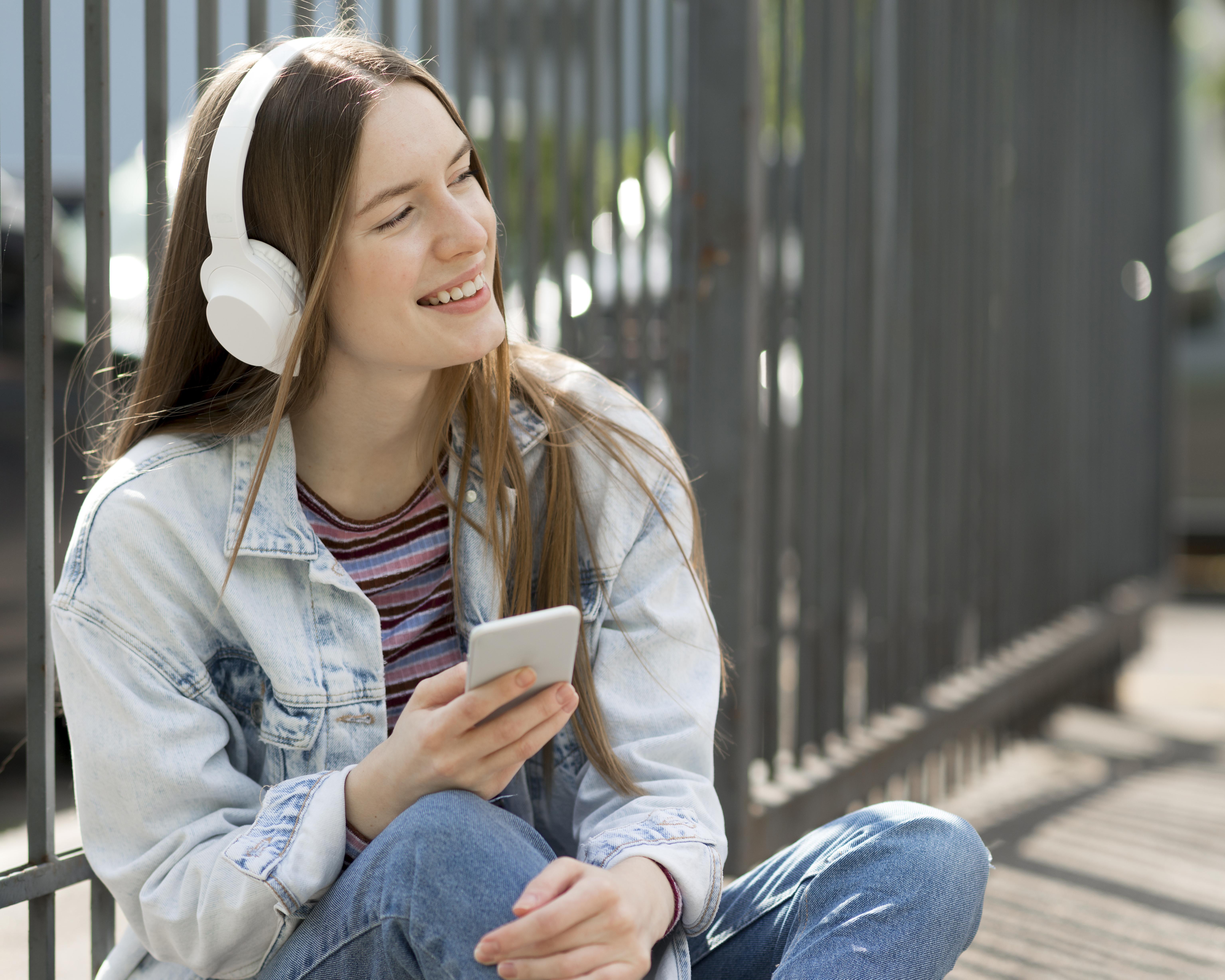 Mujer escuchando música