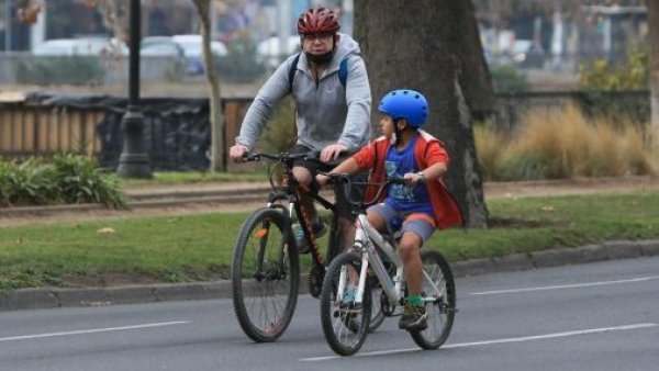 Padre y su hijo en bicicleta.
