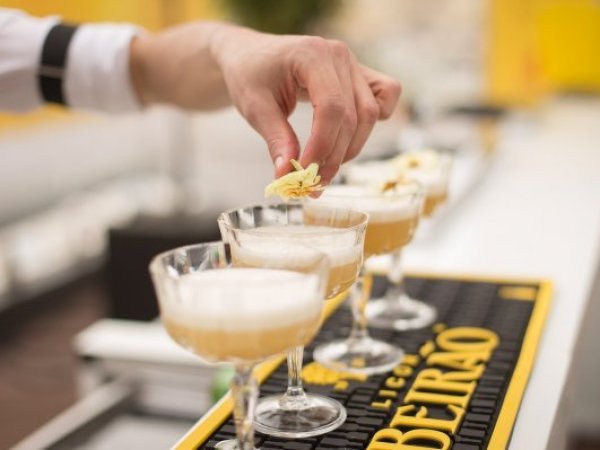 Barman preparando tragos.