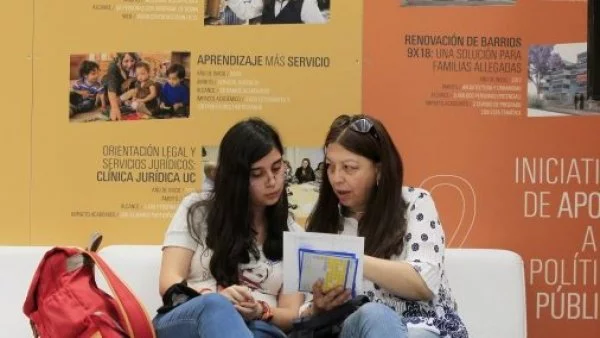 Estudiante de educación superior sentada.