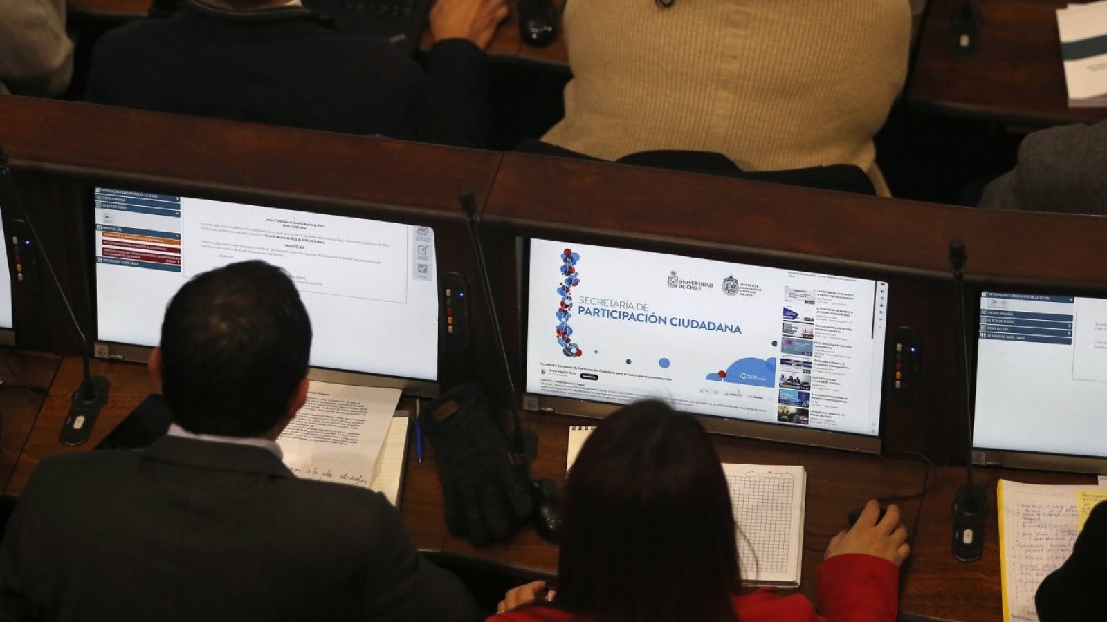 Consejo Constitucional y consejeros frente a un computador.