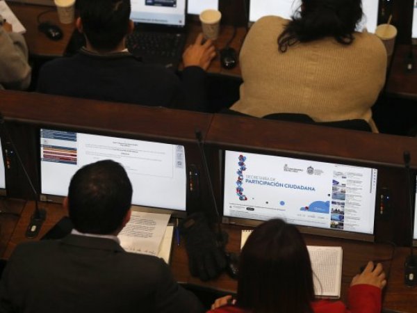 Consejo Constitucional y consejeros frente a un computador.