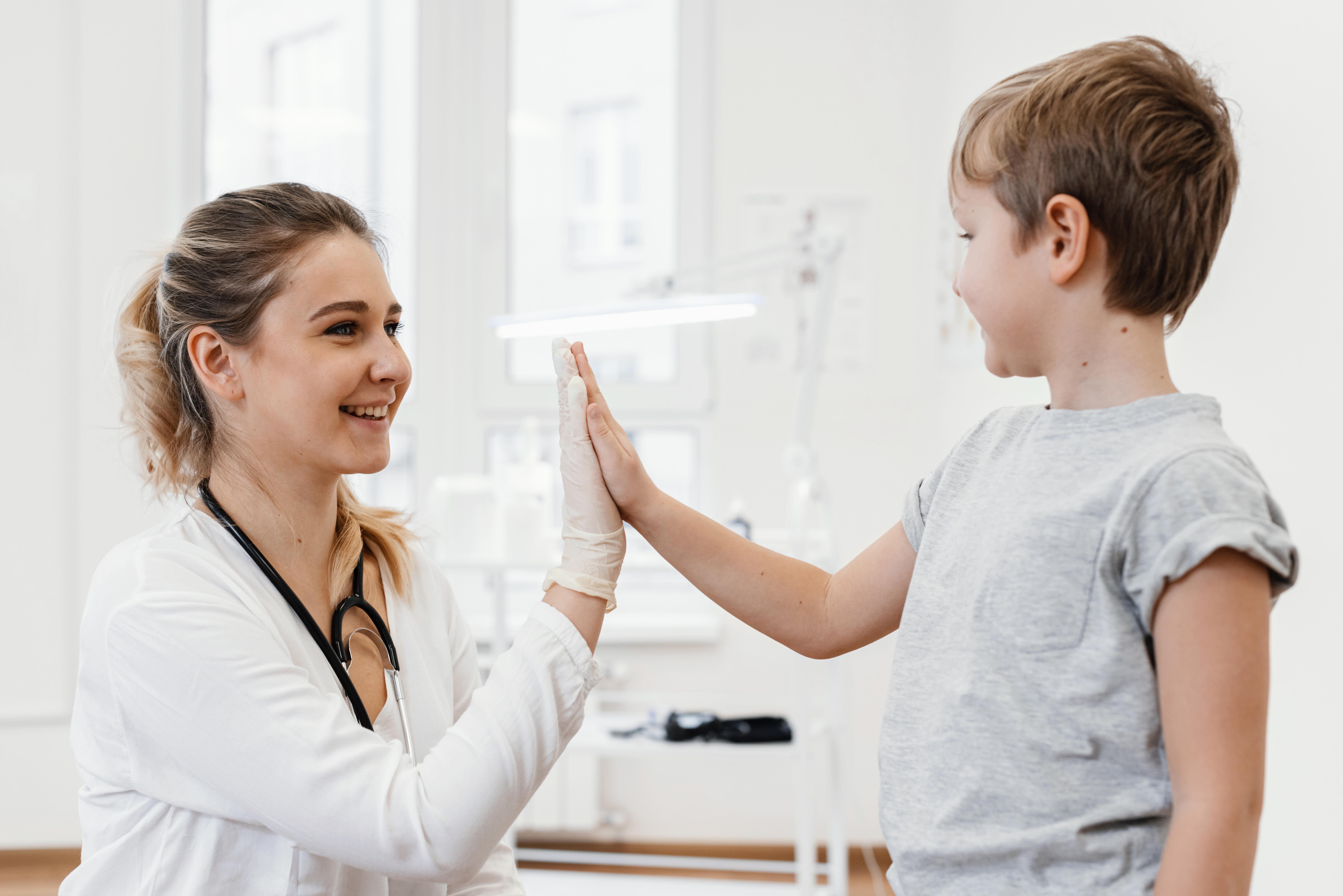 Niño asiste a chequeo médico