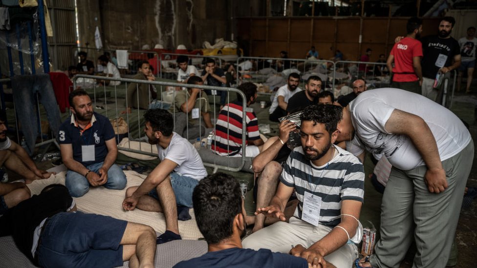 Los sobrevivientes, todos hombres, reciben asistencia en Kalamata.