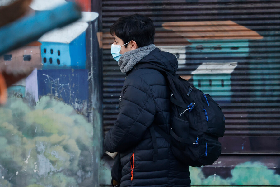 Niño con mascarilla caminando por la calle