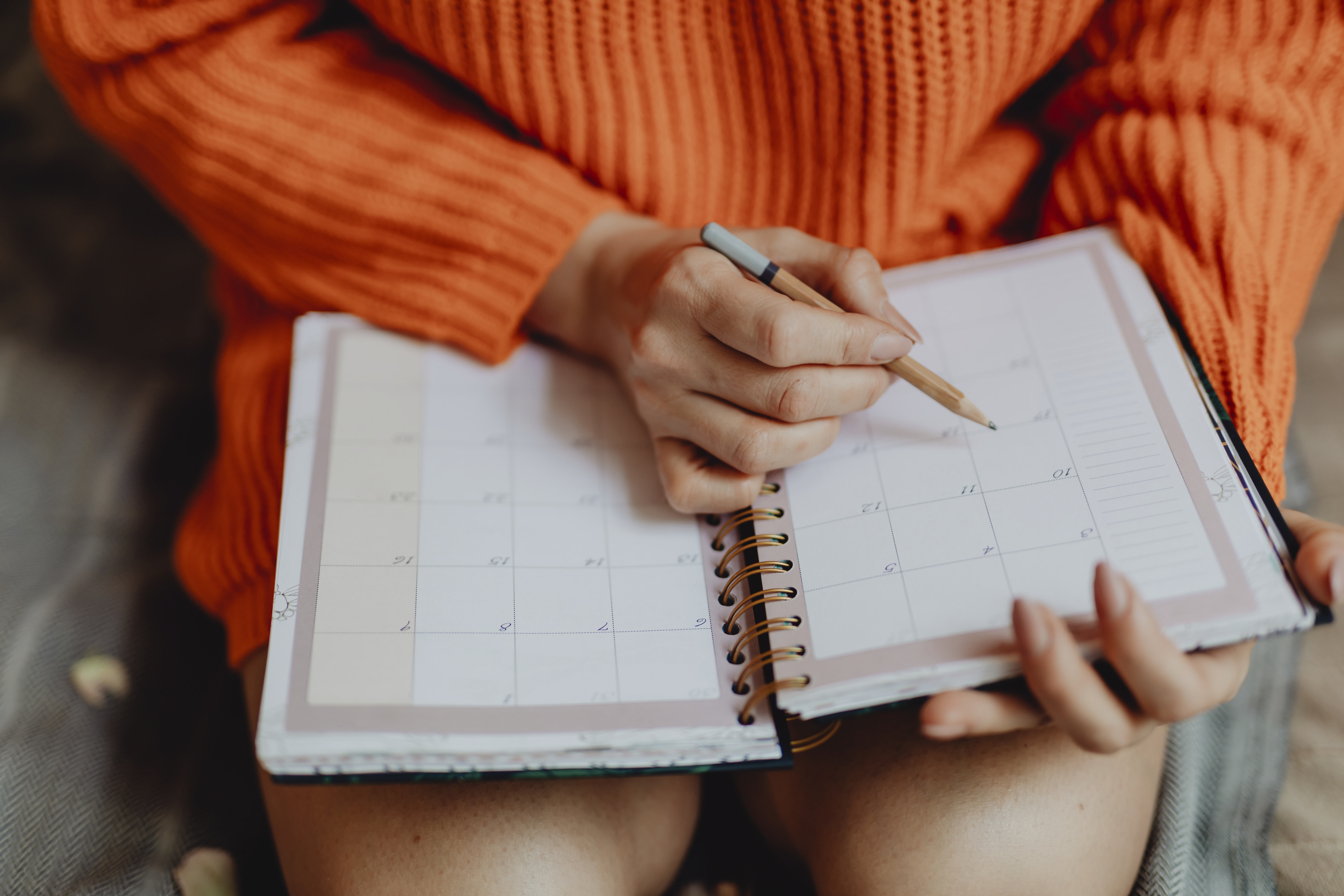 Mujer revisando calendario