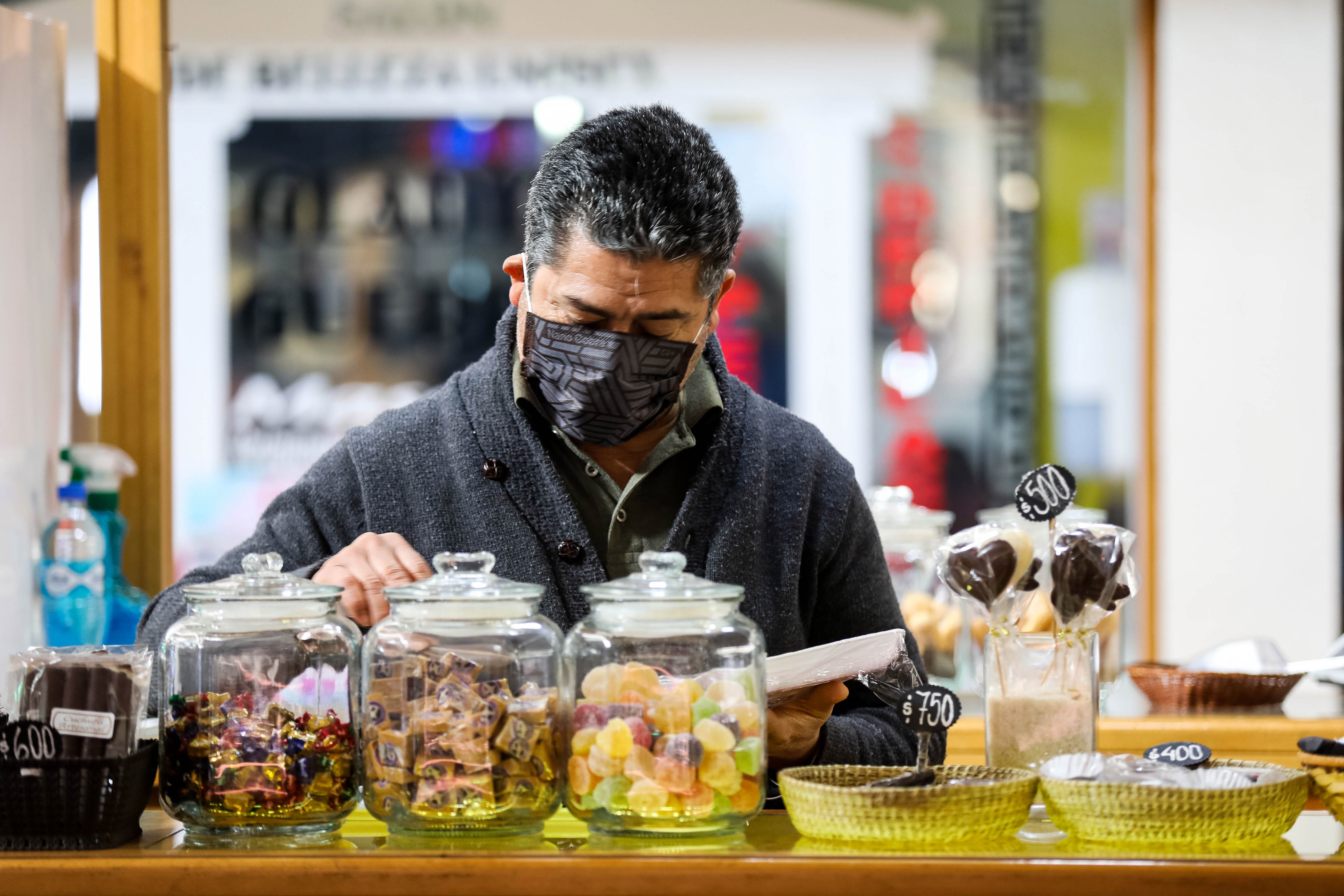 Dulces sobre una estantería.