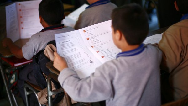 Estudiante de básica realizando el Simce