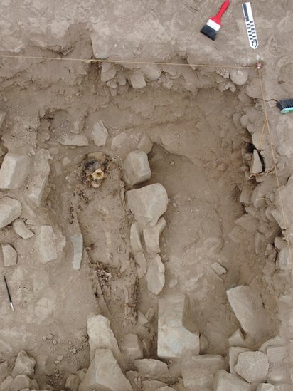 Momia que supuestamente data de hace 3.000 años desenterrada en Perú.