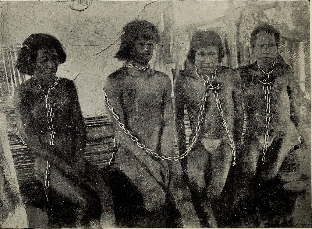Indigenas uitoto encadenados