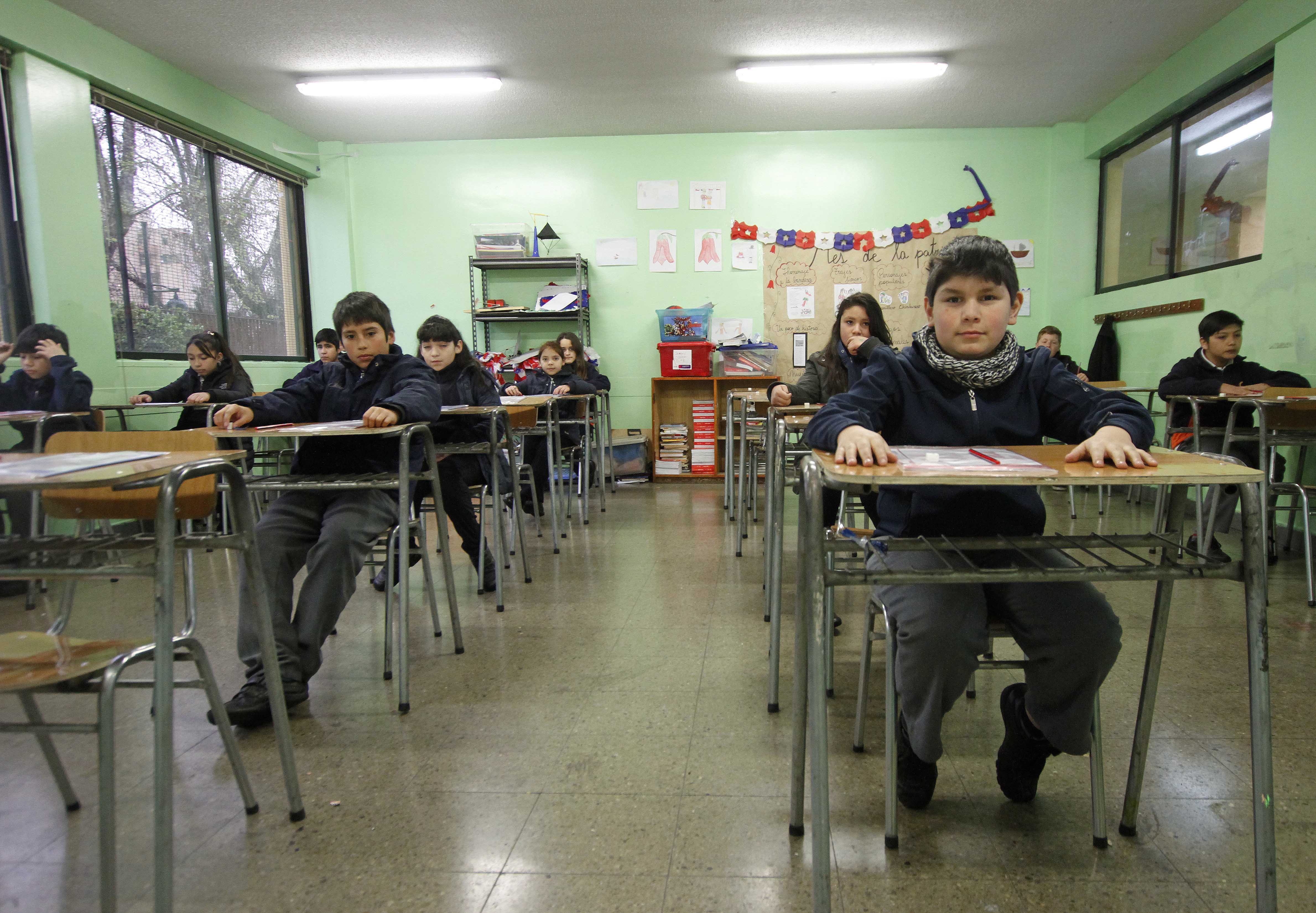 Estudiantes en una sala de clases para dar el Simce.