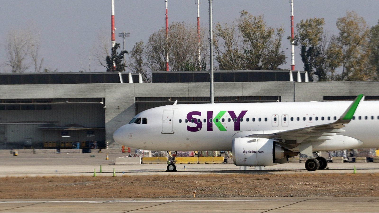 Avión de Sky Airline en pista de aterrizaje