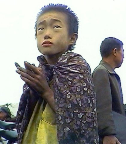 Un niño norcoreano pidiendo comida