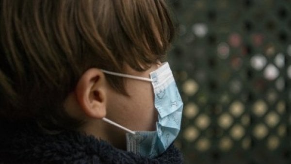 Niño con mascarilla.