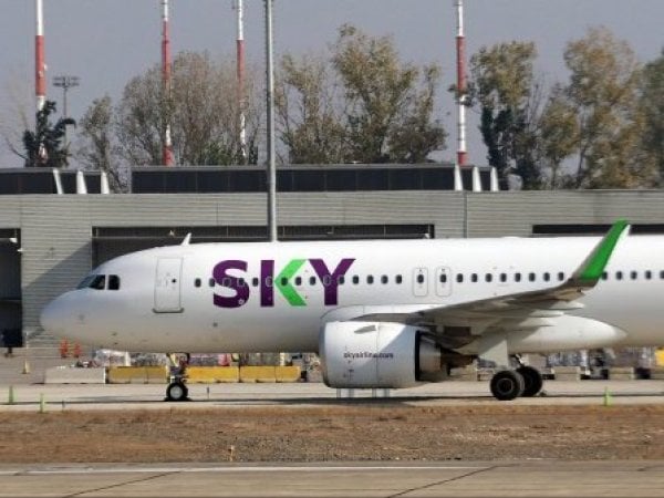 Avión de Sky Airline en pista de aterrizaje