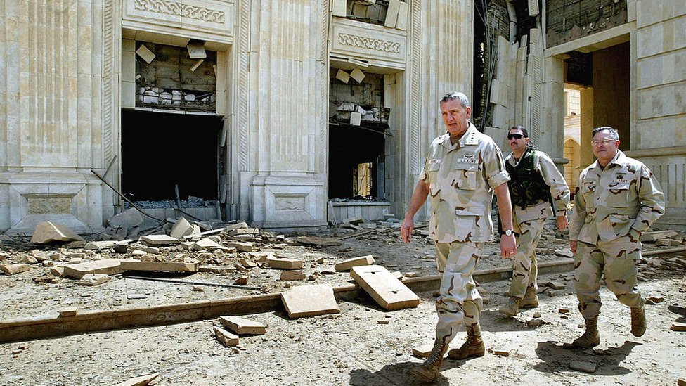 Militares estadounidenses en un palacio bombardeado en Irak.