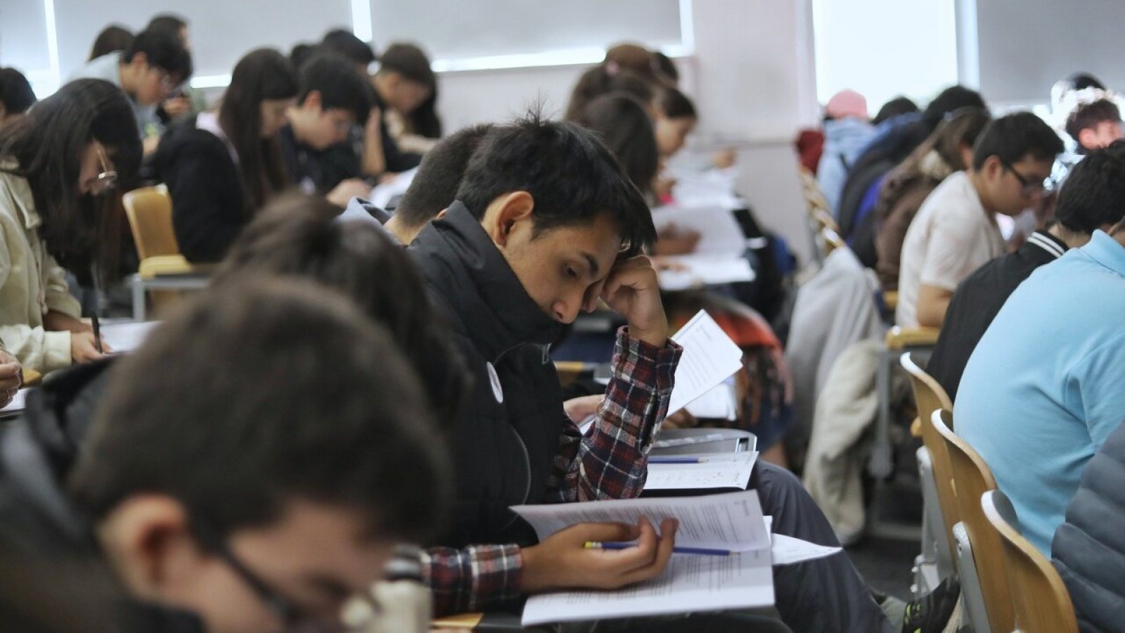 Estudiantes rindiendo la PAES