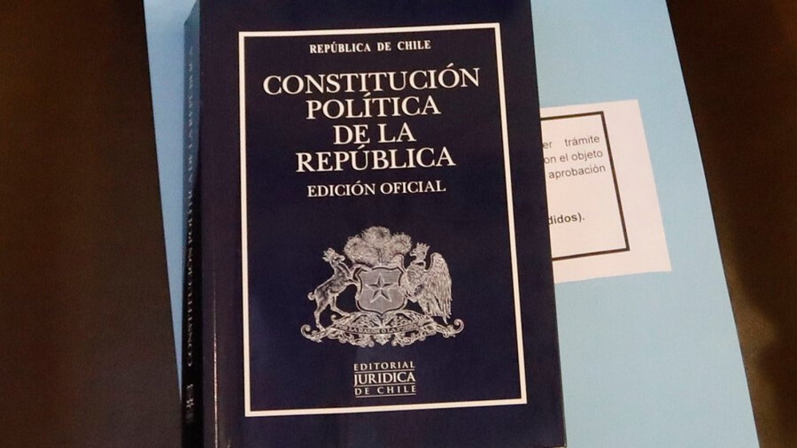 Libro de la Constitución Política sobre una mesa.