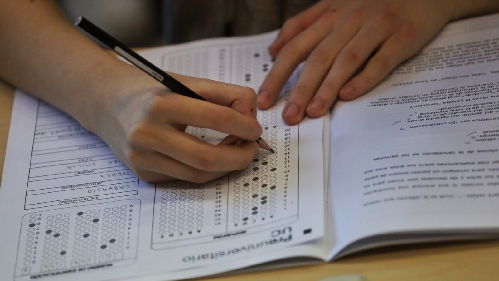 Estudiante rindiendo ensayo de la PAES