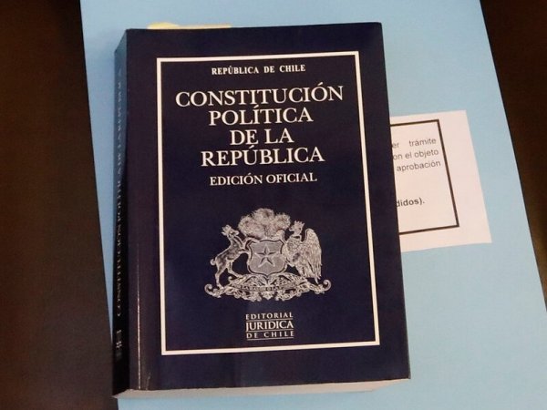 Libro de la Constitución Política sobre una mesa.