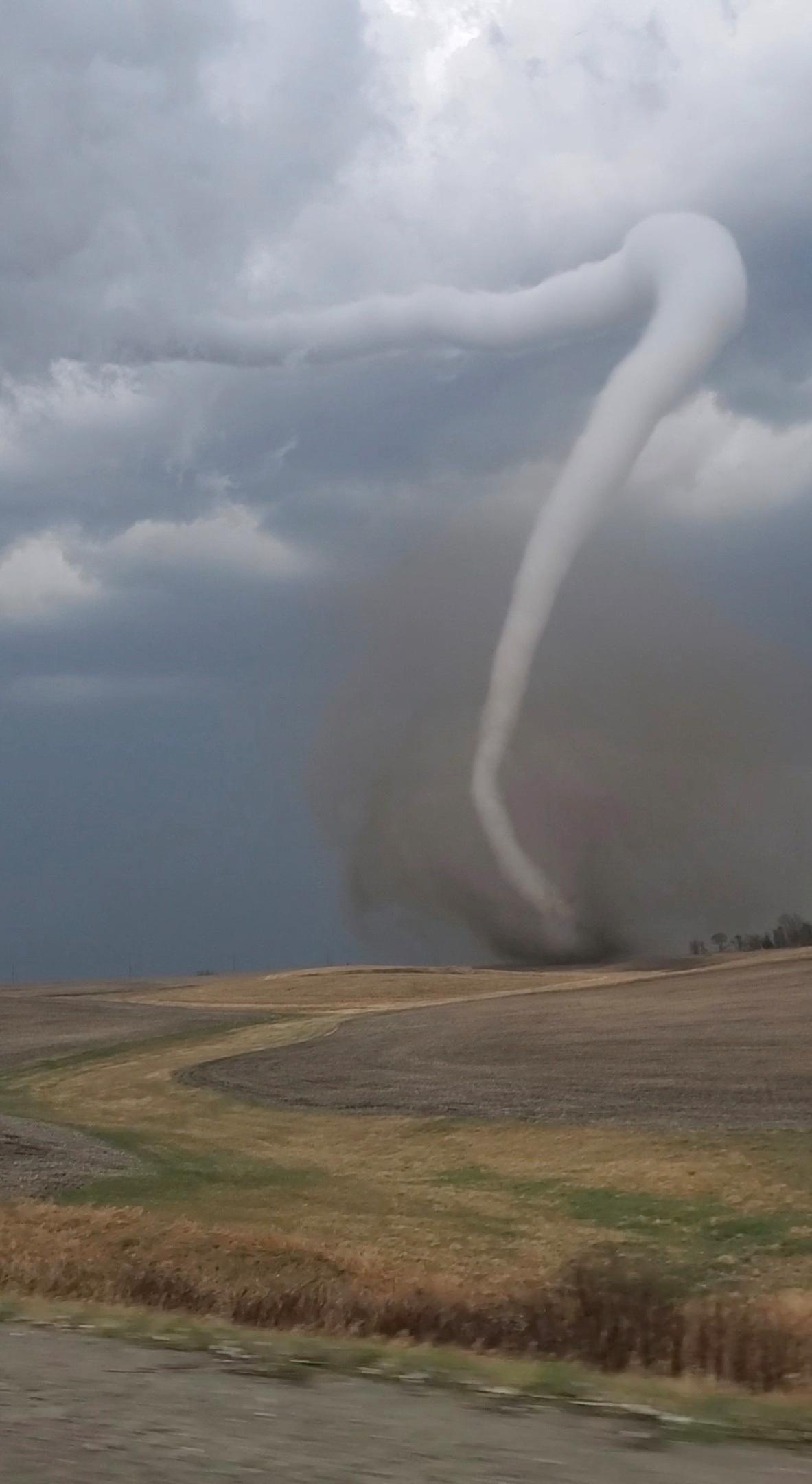Tornado en un campo cerca de Pleasantville, Iowa, EE.UU., el 4 de abril de 2023.