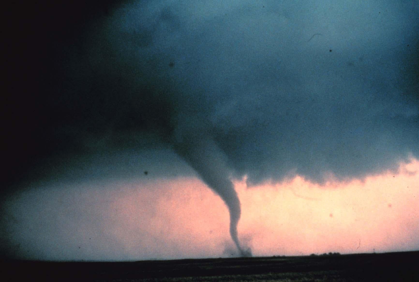 Vista de la 'cuerda' o etapa de descomposición del tornado registrada en Cordell, Oklahoma, 22 de mayo de 1981.