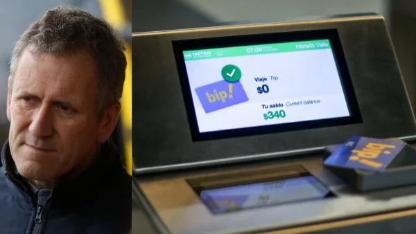 Ministro Juan Carlos Muñoz junto a una tarjeta BIP.