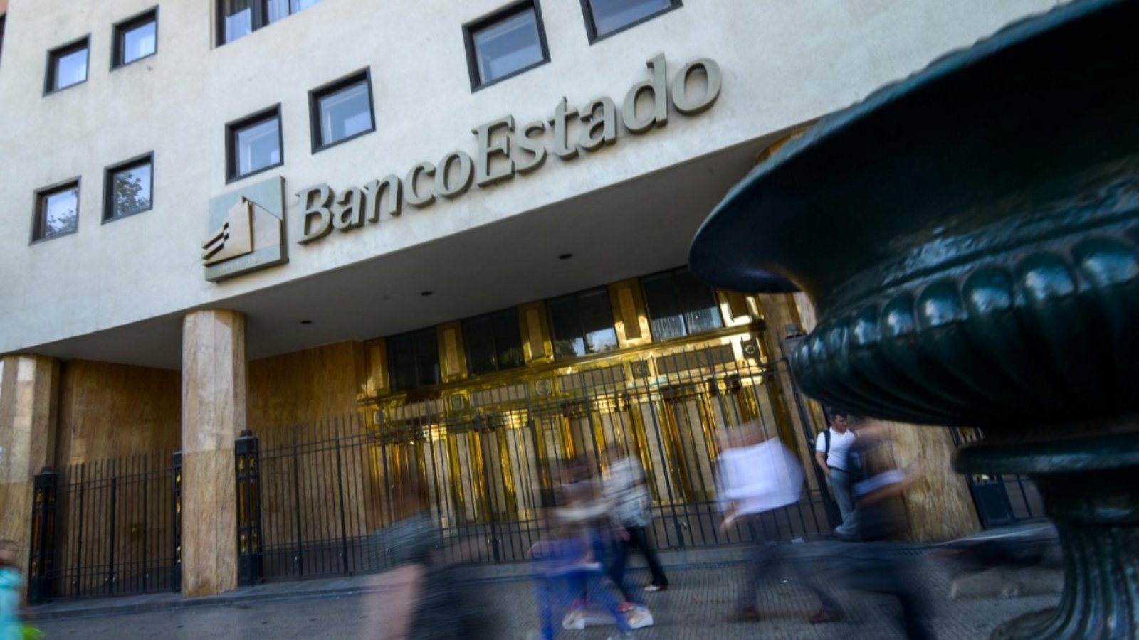 Frontis casa matriz del BancoEstado en Santiago de Chile. Banca en Línea.
