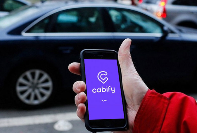 Imagen de un celular con el logo de Cabify.