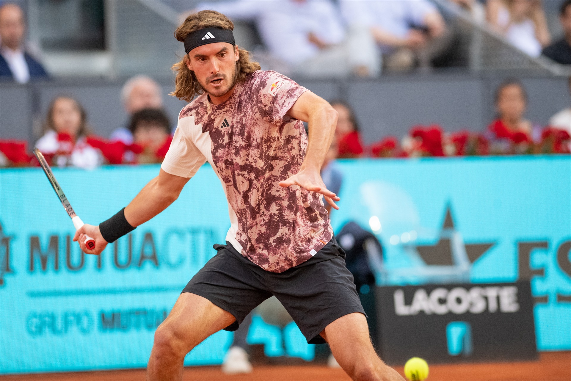 Stafanos Tsitsipas jugando al tenis.