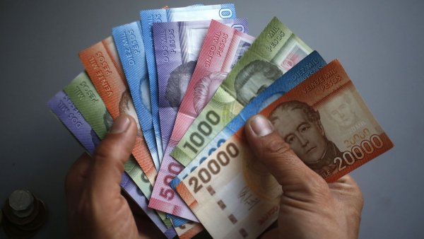 Mano sujetando billetes de todos los valores.