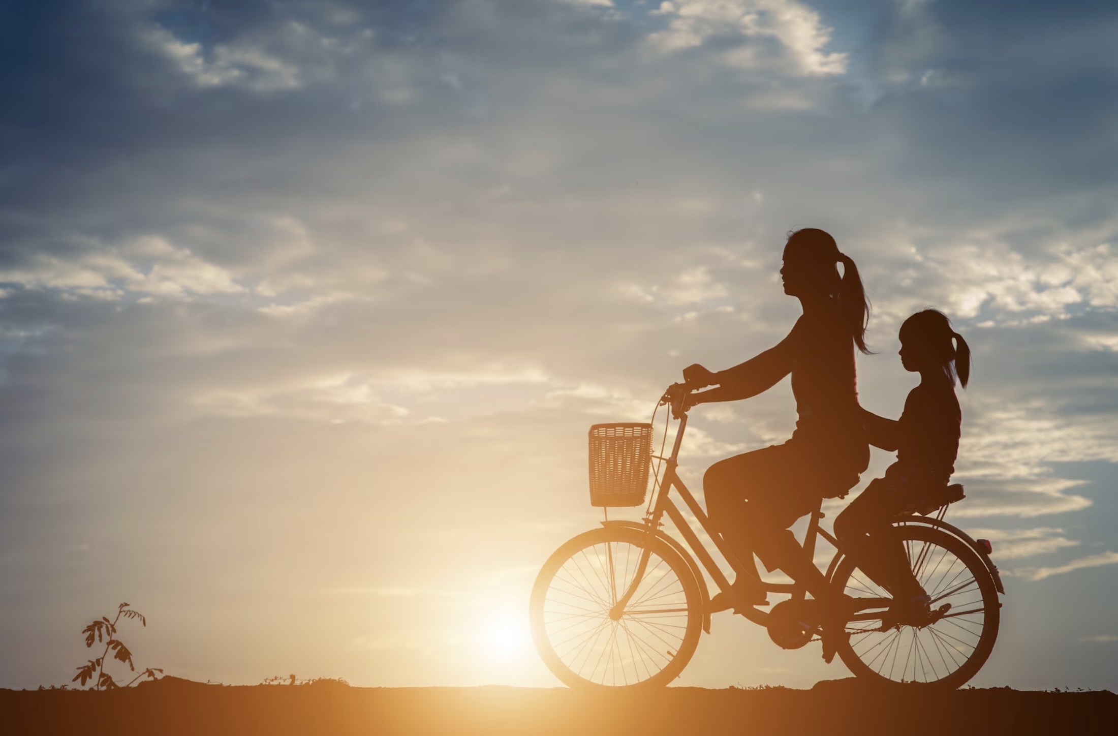 Personas andando en bicicleta