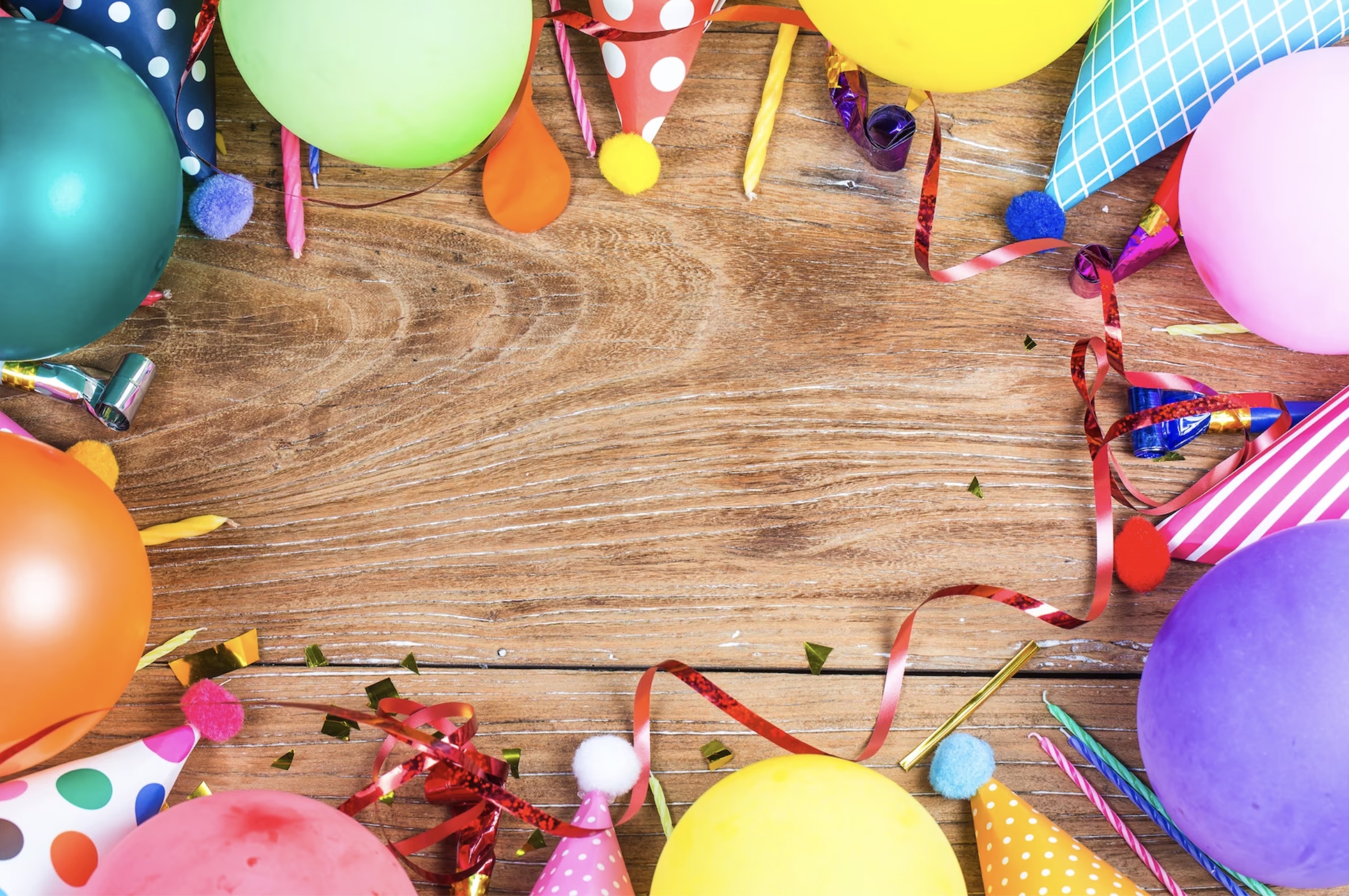 Globos y gorros de cumpleaños.