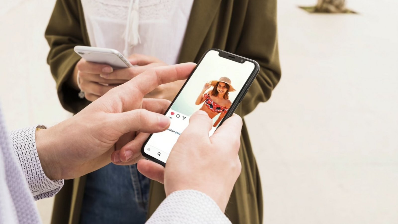 Manos de una persona viendo Instagram en el teléfono.