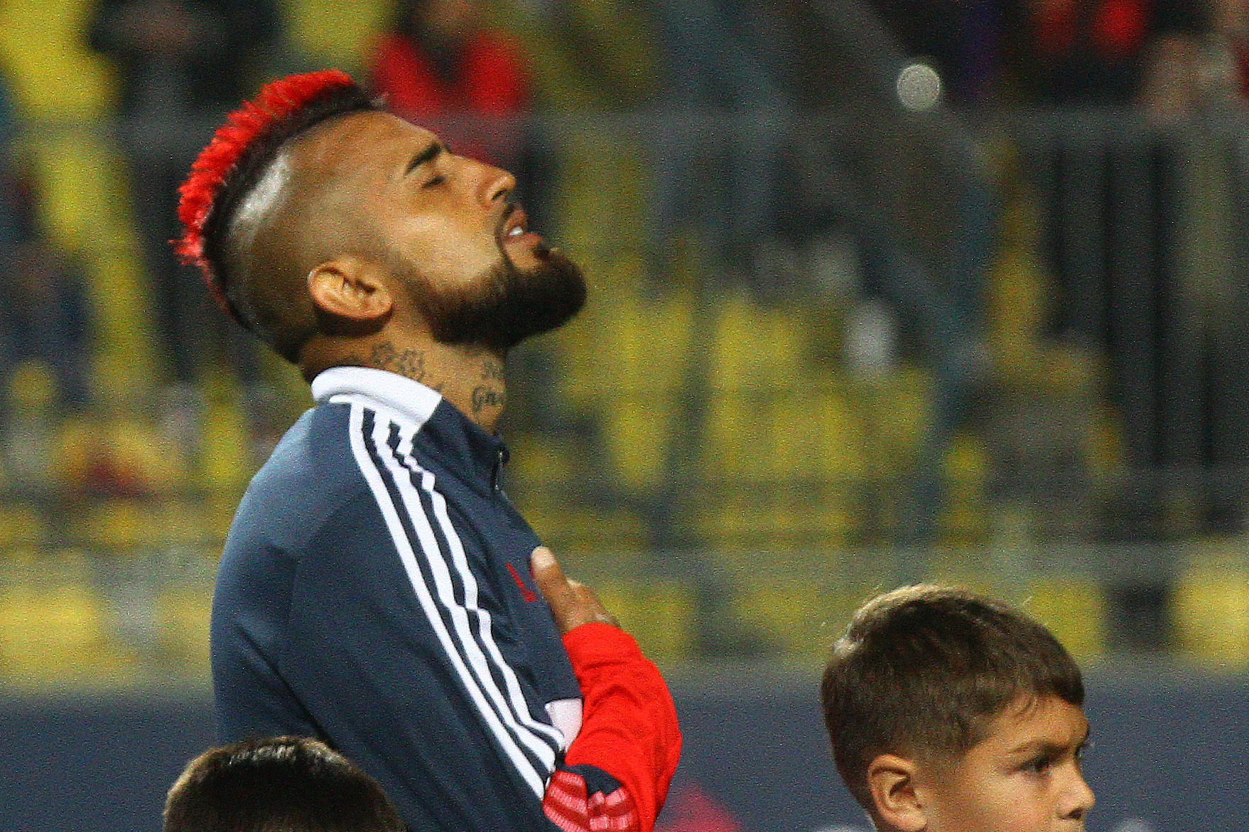 Arturo vidal cantando el himno nacional de Chile.