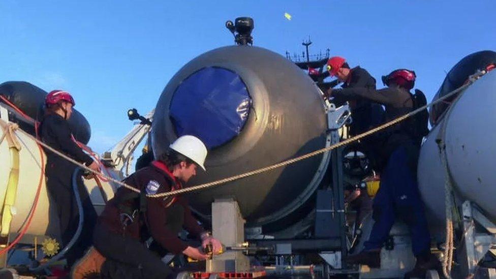 Varios trabajadores rodean un sumergible