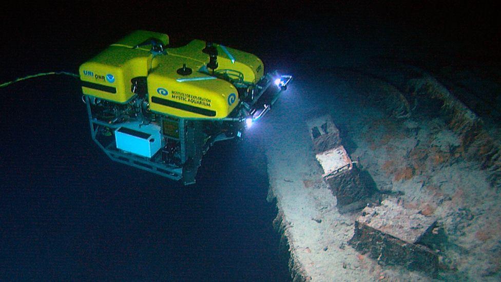 Sumergible cerca de los restos del Titanic