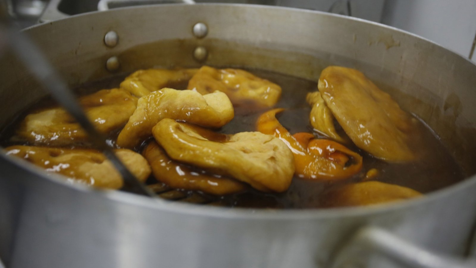 Sopaipillas pasadas en una olla.