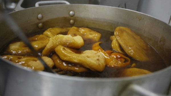 Sopaipillas pasadas en una olla.
