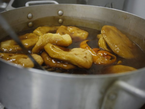Sopaipillas pasadas en una olla.
