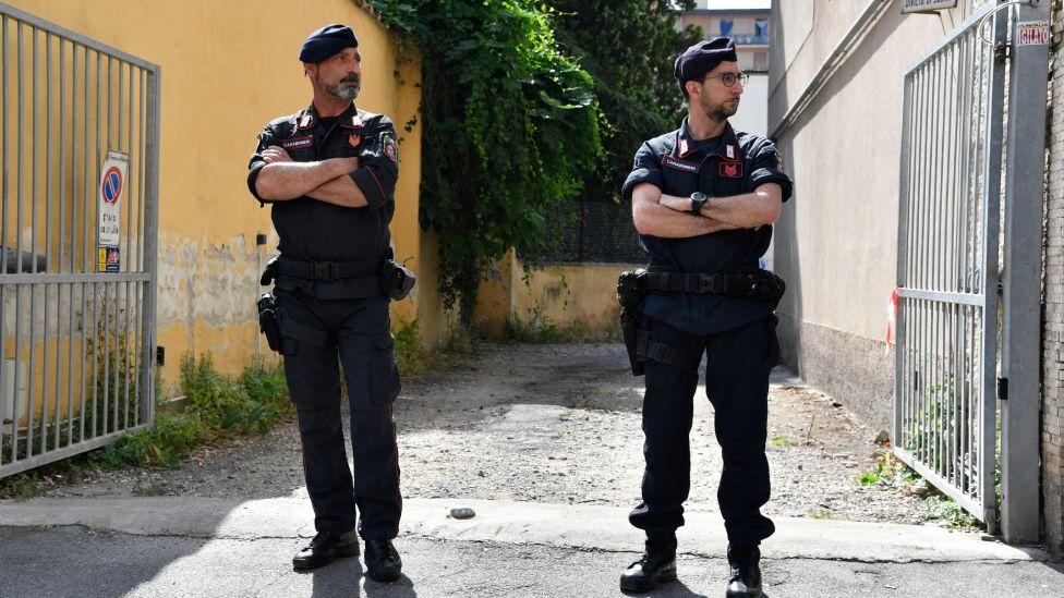 Agentes de policía italianos en el exhotel Astor