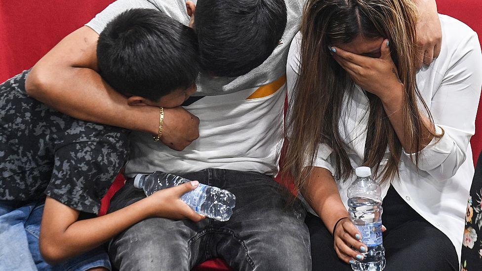 Familiares de Kataleya llorando abrazados