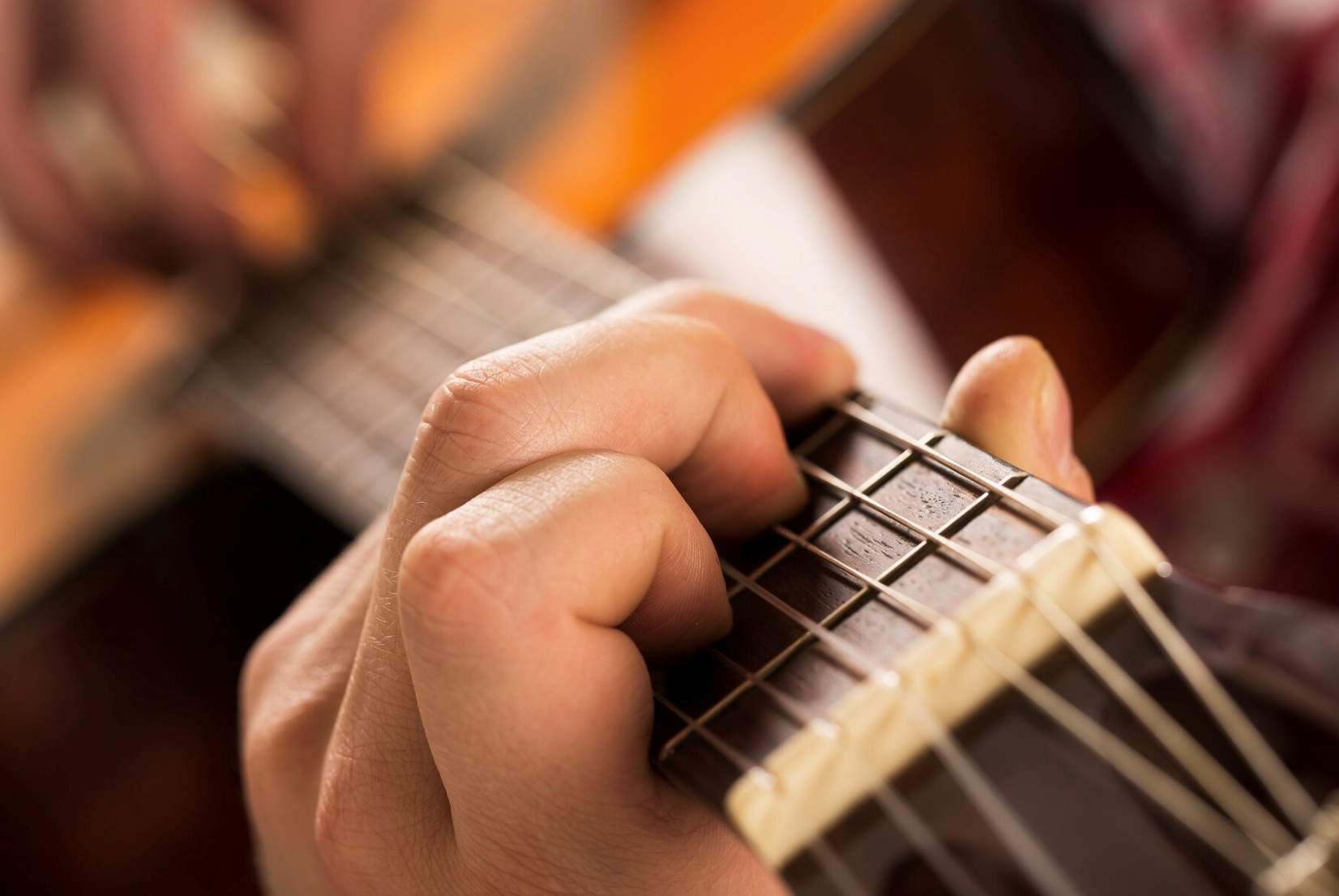 Persona tocando la guitarra